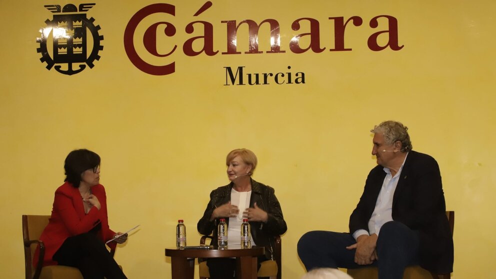 Un momento de la conversación entre Fernando Romay y Matilde Campillo en la Cámara de Murcia. (Cámara de Comercio de Murcia)