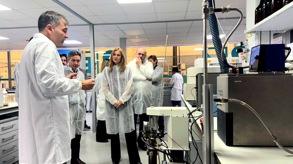 Un momento de la visita de la consejera de Empresa, Marisa López, y el director del Info, Joaquín Gómez, a las instalaciones del Centro Tecnológico de la Energía y del Medio Ambiente (Cetenma). (CARM)