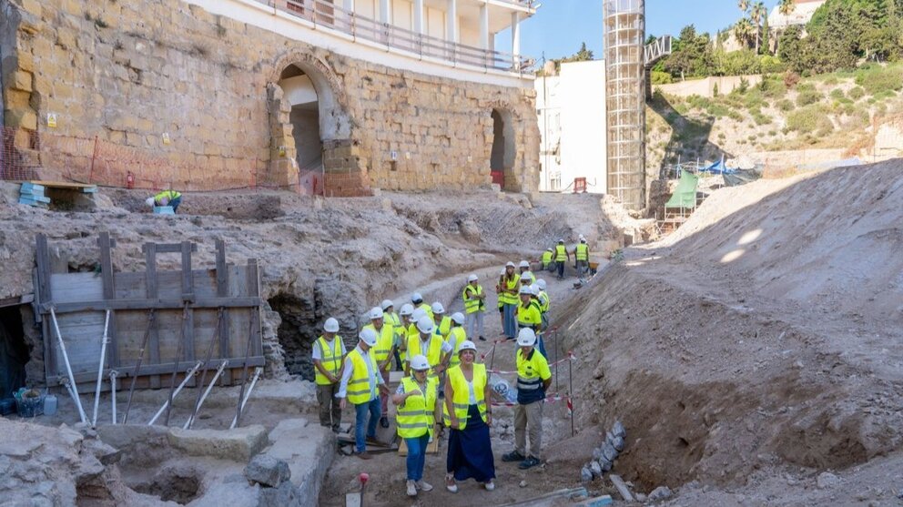 La alcaldesa de Cartagena visita la tercera fase de las excavaciones del Anfiteatro Romano. (Ayuntamiento de Cartagena)