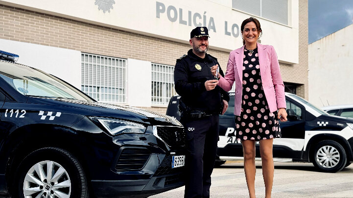 foto entrega llaves vehículo policia