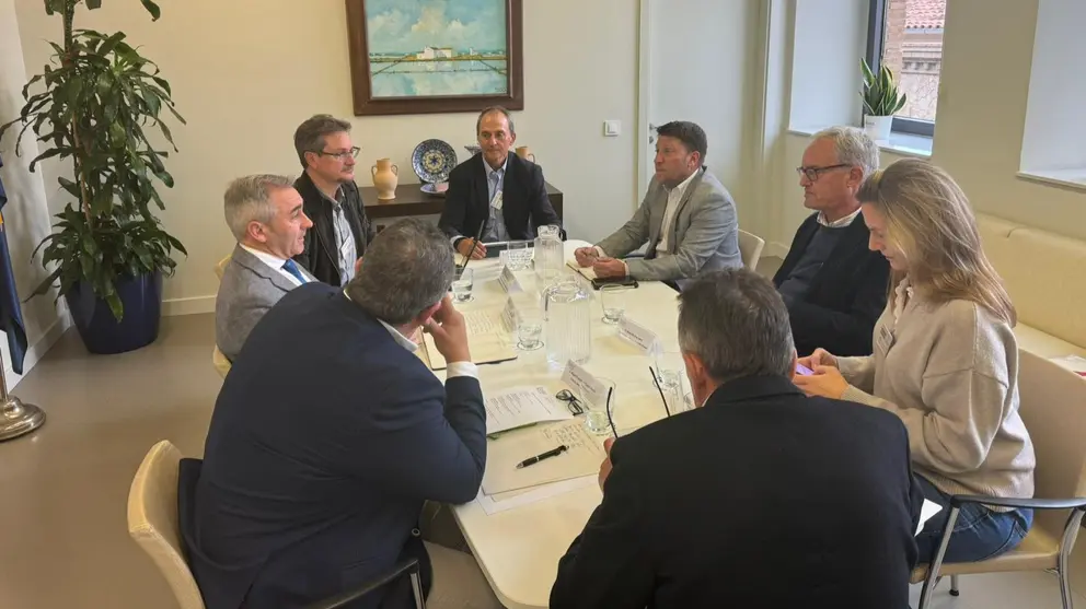 Imagen de la reunión de trabajo celebrada en Valencia para abordar la situación de la pesca de arrastre a la que asistió el director general de Producción Agrícola, Ganadera y Pesquera, Juan Pedro Vera. (CARM)