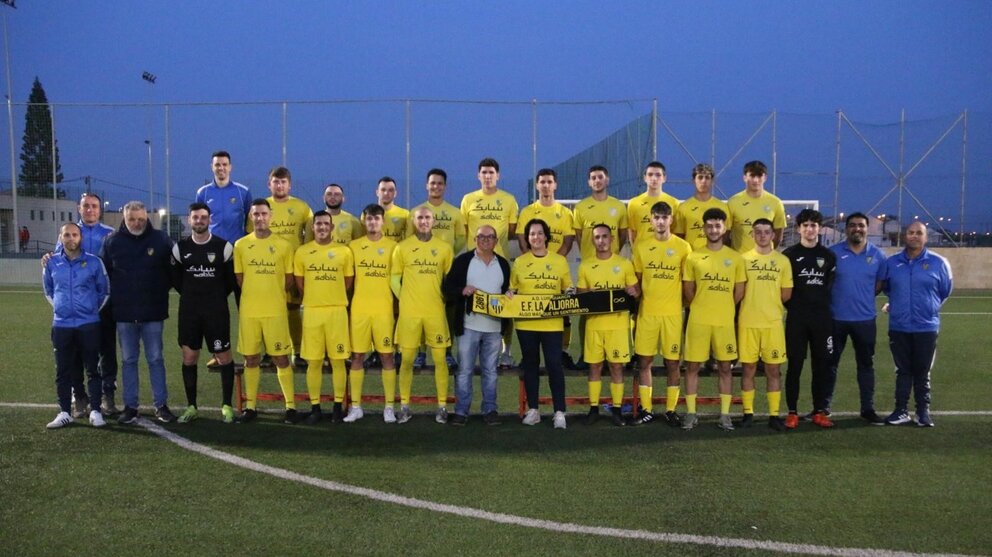 Imagen del equipo con el patrocinio en las camisetas. (Compás Comunicación)