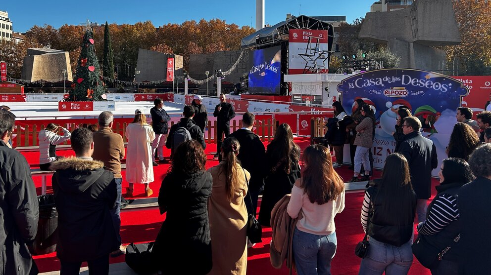 Javier Fernández celebra una experiencia exclusiva para amigos de la marca El Pozo en la pista de hielo. (El Pozo)