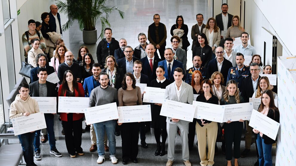 Fotografía de grupo de los premiados y premiadas tras el acto. (UMU)