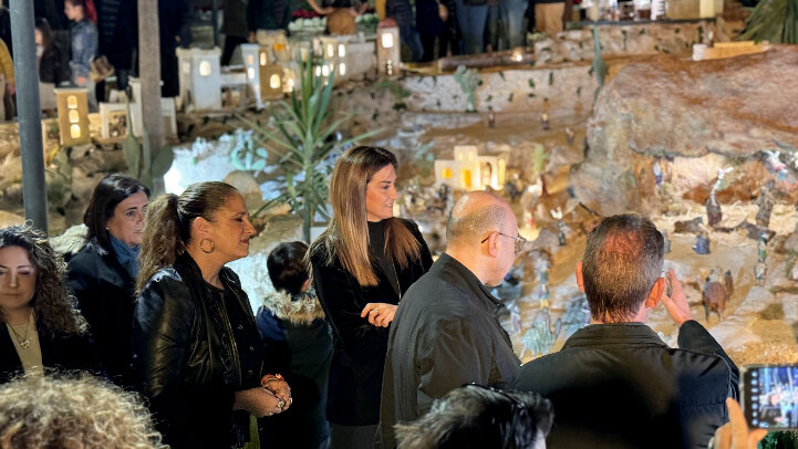 Alcaldesa de Archena y Directora General de personas mayores visitan belén de Archena / Foto Ayto Archena