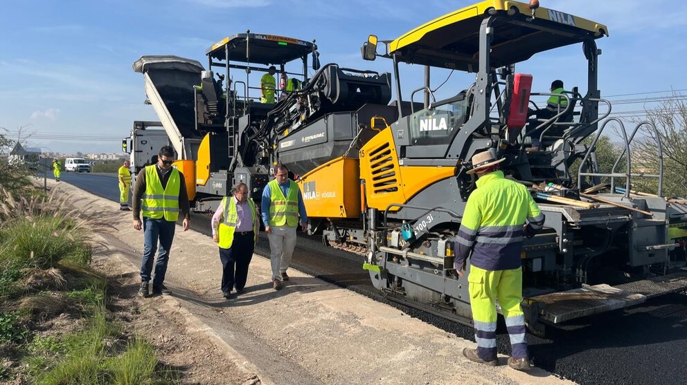 El director general de Carreteras, Francisco Carrillo, durante su visita a las obras de la carretera regional RM-D14, que discurre por el municipio de Águilas. (CARM)