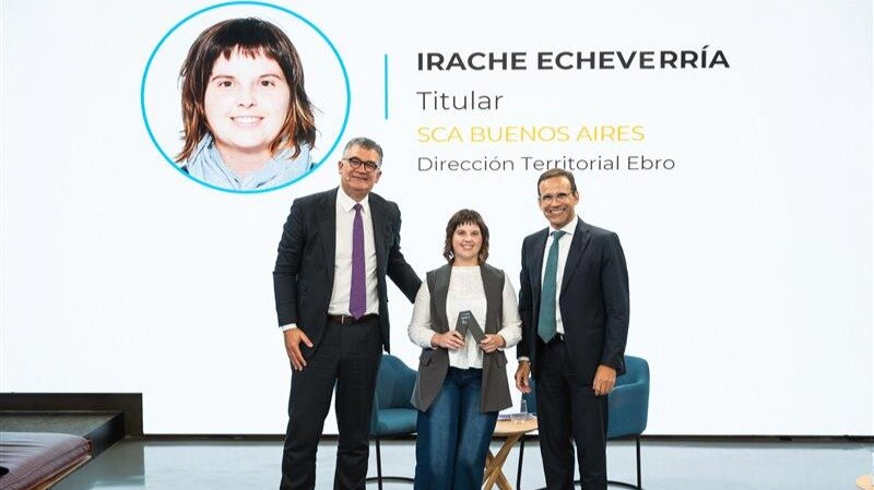 Toni Rodríguez, director comercial de Negocios de CaixaBank; Irache Echeverría, ganadora del ‘Premio A Mujer Profesional Autónoma’ de CaixaBank, y Jaume Masana, director de Negocio de CaixaBank. (CaixaBank)