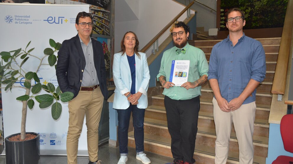 Diego Hernández, portando su tesis, junto a los investigadores que la han dirigido. (UPCT)