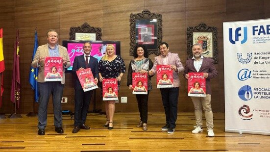 Foto del acto de presentación de la campaña. De izquierda a derecha: Carlos Bernabé (FAEPU), Rafael Gómez (Dir. Gen. Comercio), María Teresa López (ayto. La Unión), Laura Giménez (ayto. La Unión), José Hernández (2VM) y Estanislao Martínez (Asociación de Comercio Minorista de La Unión). (2VM)