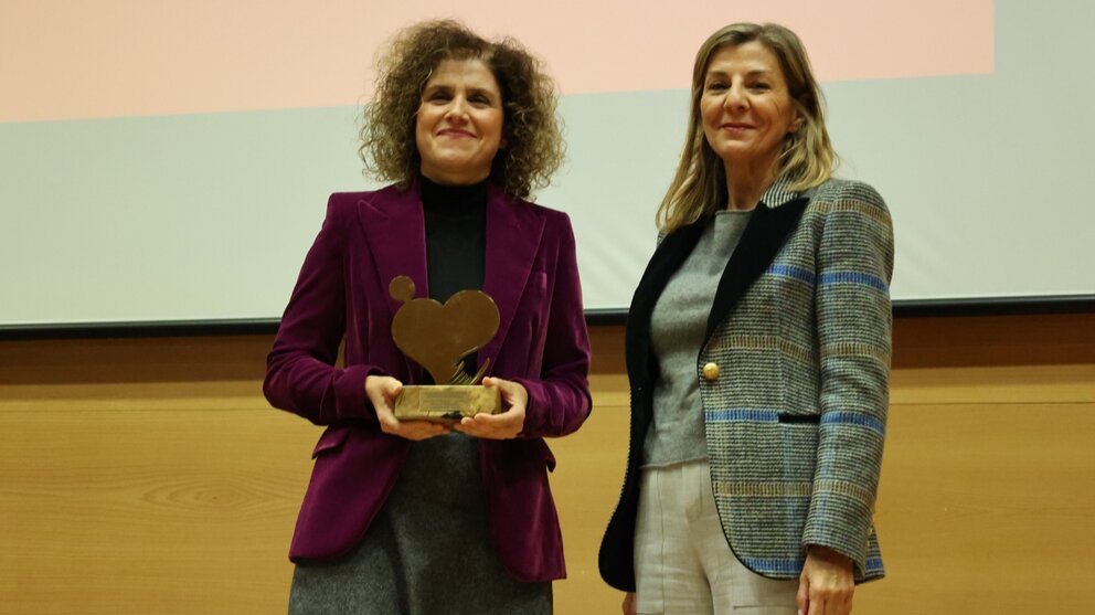 La coordinadora de Responsabilidad Social, Inés López, a la izquierda, recogió el premio de la CARM. (UMU)