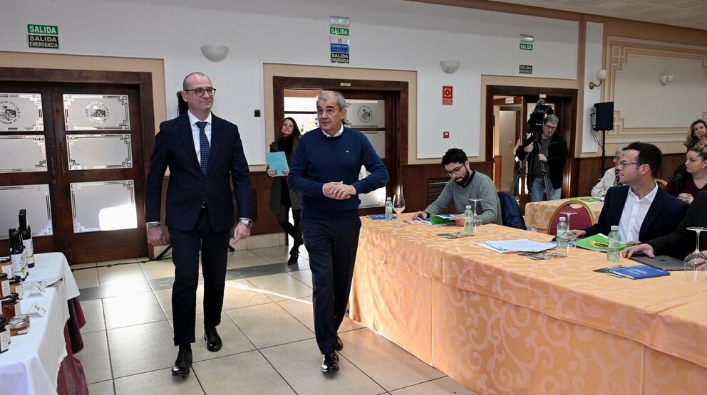 El consejero de Educación y Formación Profesional, Víctor Marín, junto al presidente de Ucoerm, Juan Antonio Pedreño, en la 'Jornada de formación para el profesorado: Emprendimiento cooperativo en el aula’. (CARM)