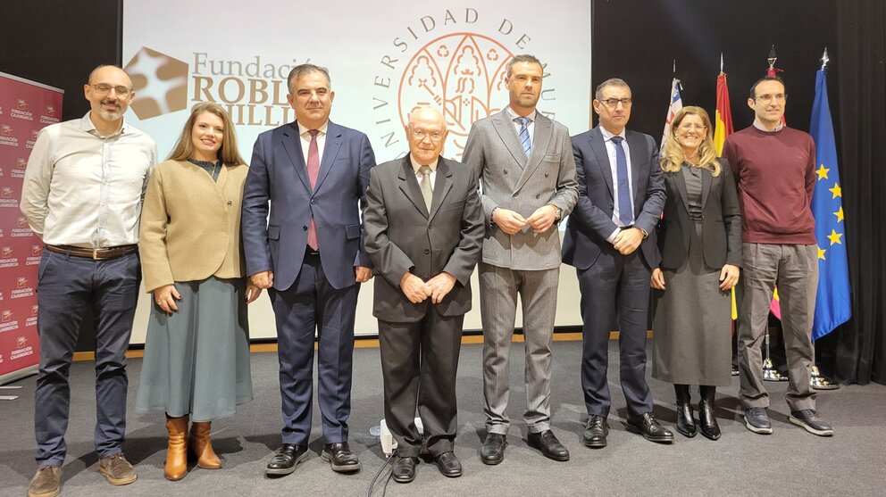 El consejero de Investigación, Juan María Vázquez, junto al rector de la Universidad de Murcia, José Luján; el alcalde de Caravaca de la Cruz, José Francisco García, y los galardonados con los Premios a la Investigación que conceden la Fundación Robles Chillida y la Universidad de Murcia. (CARM)