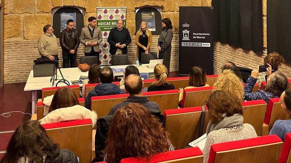 Un momento del encuentro sobre comercio electrónico para personas mayores de Murcia organizado por la Asociación de Consumidores y Usuarios de Bancos, Cajas, Productos Financieros y de Seguros (Adicae) y la Dirección General de Consumo. (CARM)