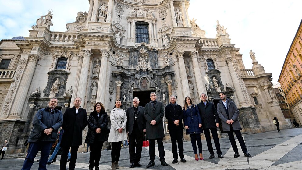 Imagen de familia durante la presentación del imafronte de la Catedral de Murcia tras los trabajos de restauración llevados a cabo por Orthem. (Hozono Global)