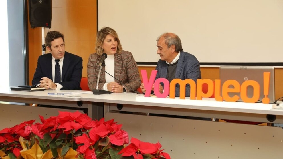 La alcaldesa de Cartagena, Noelia Arroyo, inaugura el nuevo punto de atención centrado en la economía social, acompañada del presidente de Ucomur, Juan Antonio Pedreño. (Ayuntamiento de Cartagena)