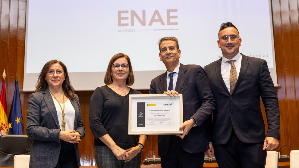 Miguel López, director general de ENAE, y Pedro López, responsable de RSC, recogen el Premio SFS Nacional. (ENAE Business School)