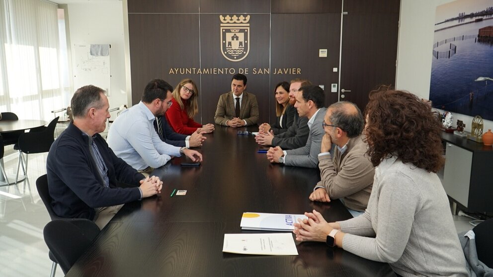 Imagen de la reunión en el ayuntamiento de San Javier. (AJE Región de Murcia)