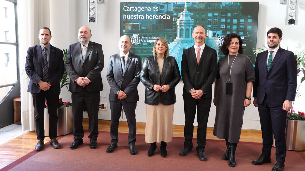 Foto de familia durante la presentación de las iniciativas. (UPCT)