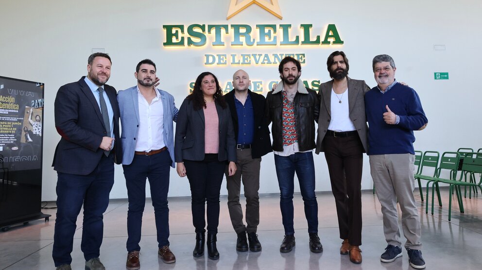 Imagen de familia durante el acto de presentación de la Acción Solidaria de Estrella de Levante y El Pozo junto a Viva Suecia. (Estrella de Levante)