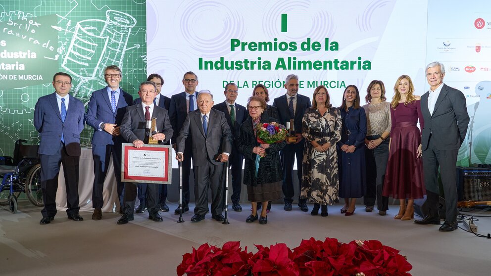 Imagen de familia de autoridades junto a los galardonados en los I Premios de la Industria Alimentaria de Agrupal. (Fidedigno)