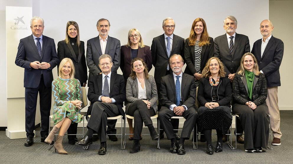 Miembros del Comité Consultivo de CaixaBank con Javier Pano, director financiero, y Marta Nogué, directora de Relación con Inversores y Accionistas. (Jordi Play/CaixaBank)