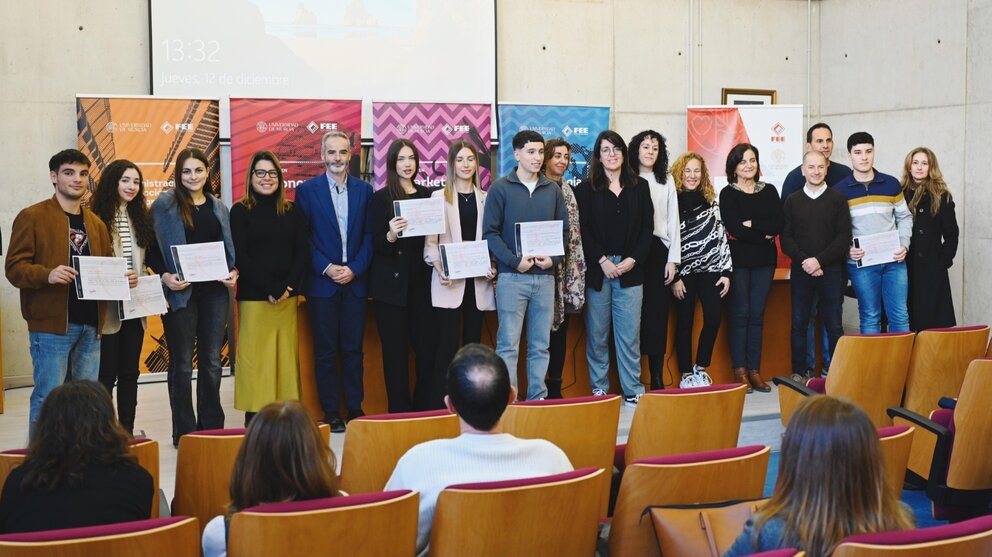 Foto de familia de los asistentes a los premios a trabajos de Bachillerato en la Facultad de Economía y Empresa de la UMU. (Universidad de Murcia)