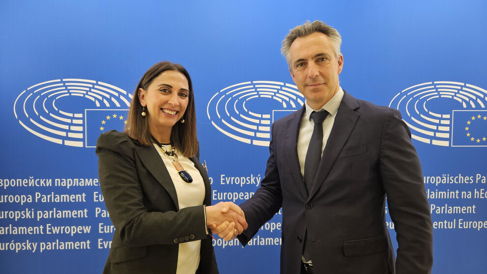 Imagen de la consejera Sara Rubira tras la reunión celebrada en Bruselas con su homólogo de la Comunidad de Madrid, Carlos Novillo, para formalizar el traspaso de competencias. (CARM)