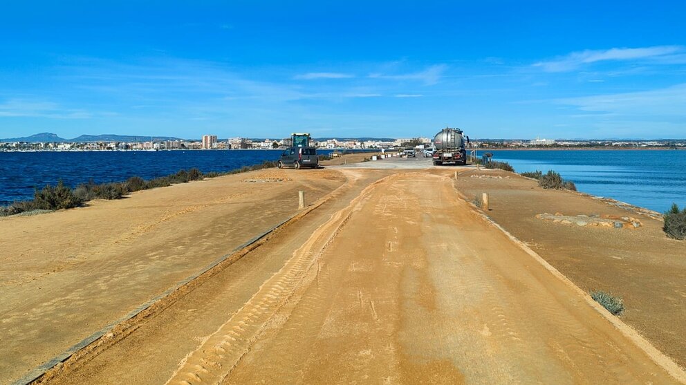 Carril bici y camino Mota de los Molinos en el Parque Salinas de San Pedro durante los arreglos que ya han concluido. (CARM)