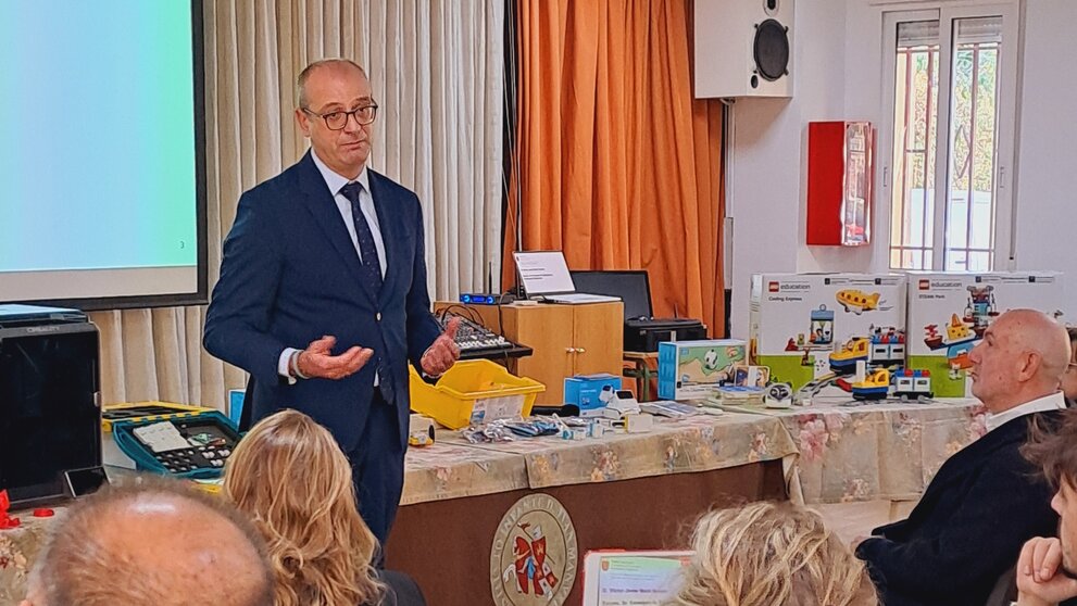 El consejero de Educación y Formación Profesional, Víctor Marín, participa en la presentación del programa de robótica y programación'Escuela 4.0'. (CARM)