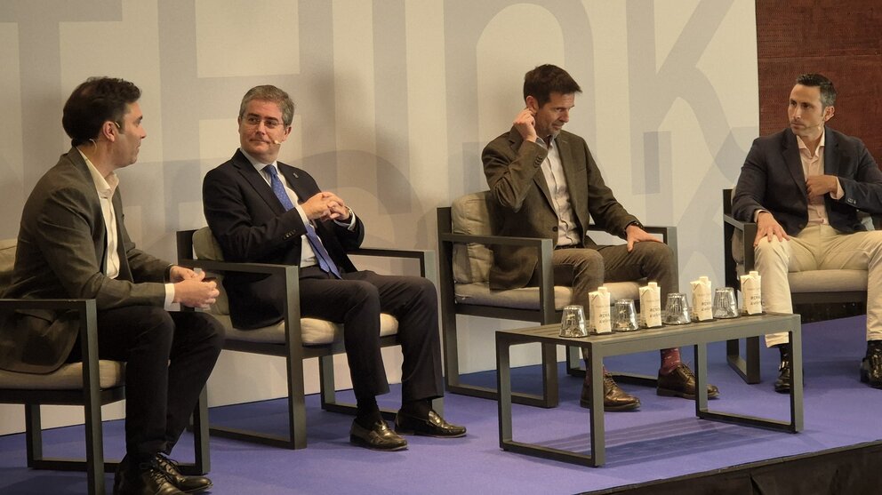 Primera mesa redonda, titulada 'Innovación y tendencias del turismo de congresos', del foro Think Tank. (Ayuntamiento de Murcia)