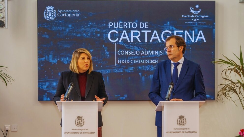 La alcaldesa de Cartagena, Noelia Arroyo, y el presidente de la APC, Pedro Pablo Hernández, antes del Consejo de Administración del Puerto. (Chema Egea Martínez/Ayuntamiento de Cartagena)