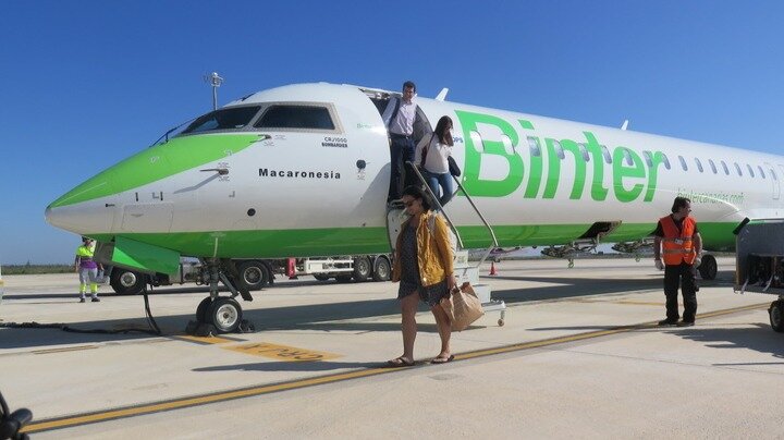 Llegada de pasajeros en un vuelo de Binter. (CARM)