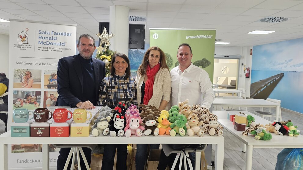 Imagen de grupo en el mercadillo solidario con la presencia del presidente de Hefame, Enrique Ayuso (primero por la izquierda). (Hefame)