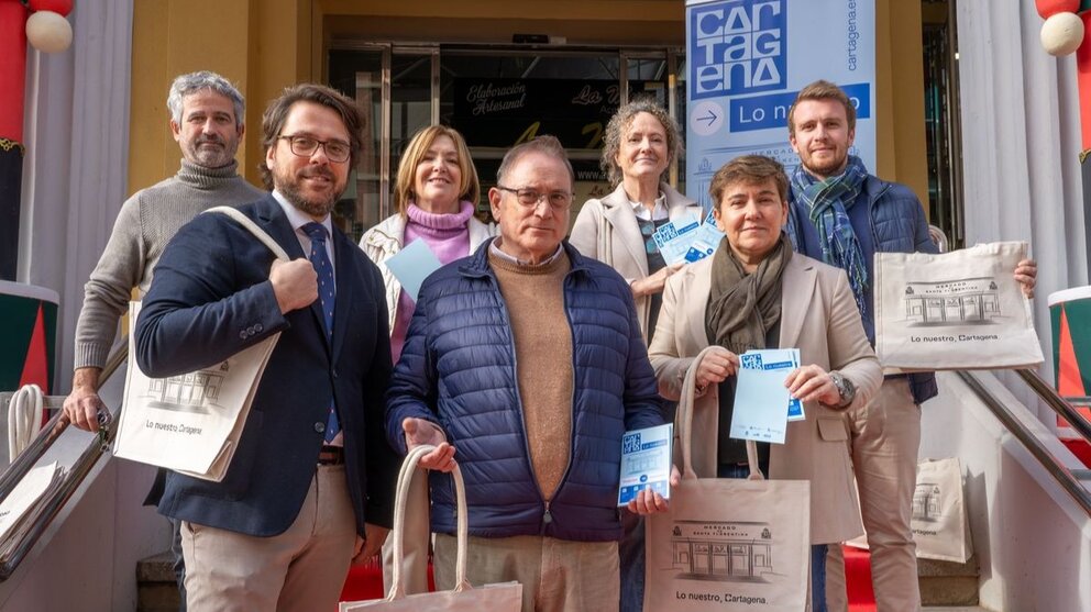 Fotografía de familia durante la presentación de la campaña. (Ayuntamiento de Cartagena)