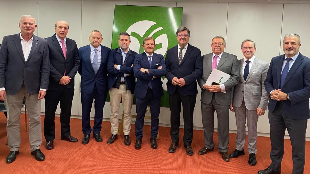 En el centro, Mariano Zapata, presidente de Proexport, junto al recién nombrado presidente de FEPEX, Cecilio Peregrín, a su izquierda, en la Asamblea General  de la Federación donde se ha hecho efectivo el nombramiento. (Proexport)