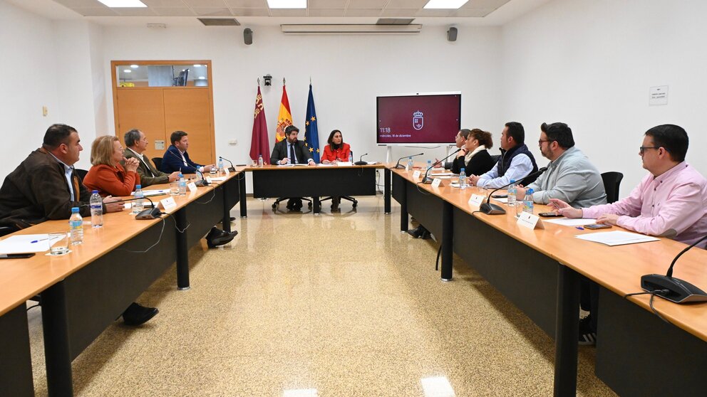 El presidente del Gobierno regional, Fernando López Miras, junto a la consejera de Pesca, Sara Rubira, durante la reunión celebrada con representantes de las cuatro cofradías de pescadores de la Región para analizar la situación de la pesca de arrastre. (CARM)