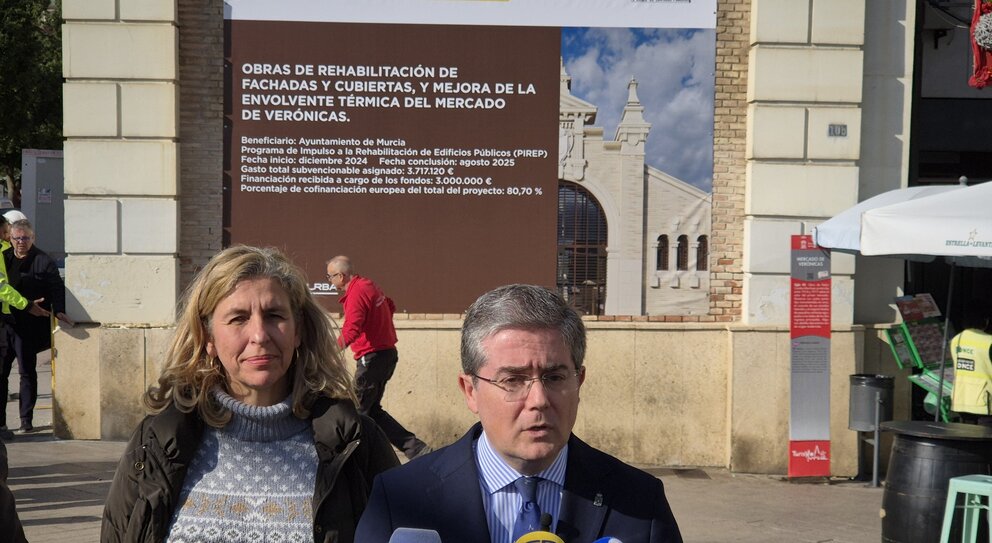 El concejal de Turismo, Jesús Pacheco, ha supervisado este miércoles el inicio de las obras, junto a la concejal de Gobierno Abierto, Mercedes Bernabé. (Ayuntamiento de Murcia)