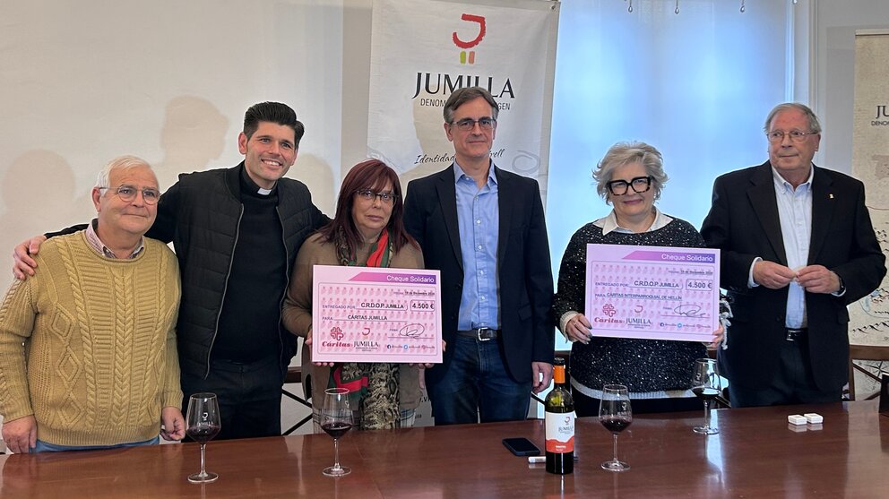 Entrega de los cheques de la DOP de Jumilla a Cáritas Jumilla y Cáritas Interparroquial de Hellín. (DOP Jumilla)