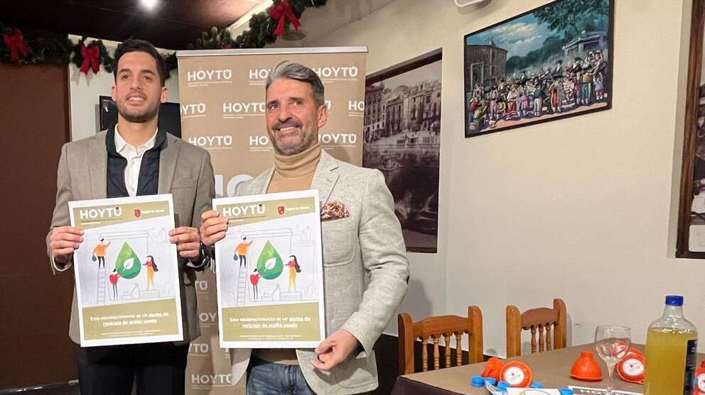 Presentación de la campaña para favorecer el reciclaje de aceite. (CARM)