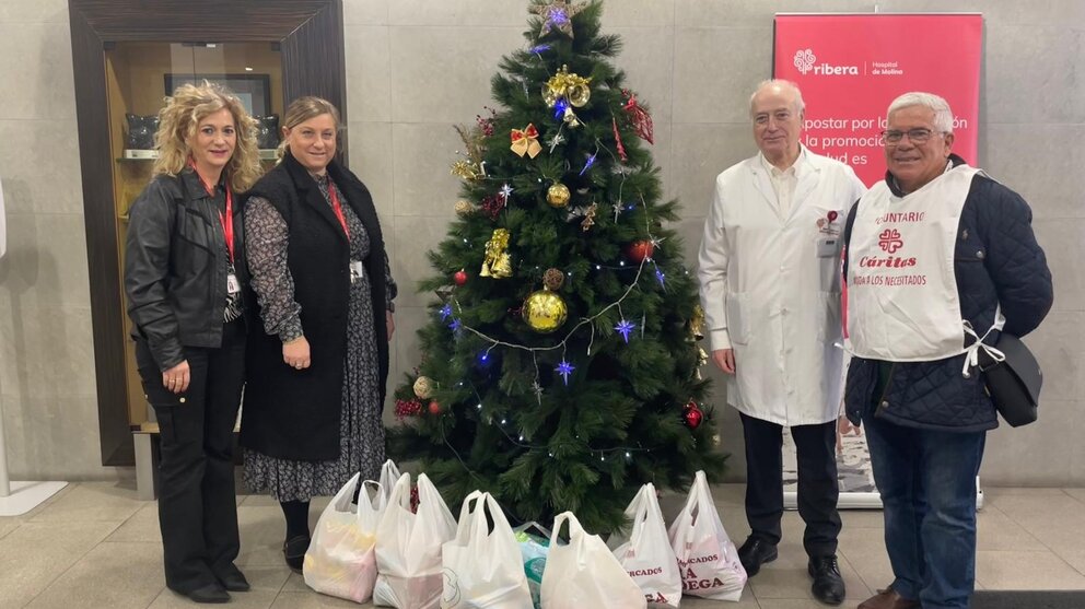 Ribera Hospital de Molina dona alimentos a Cáritas en el marco de su campaña de recogida de alimentos por Navidad. (Ribera Salud)