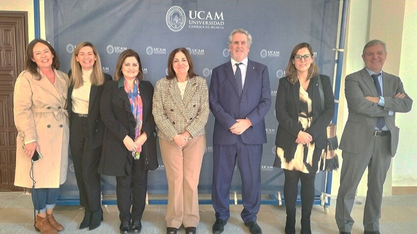 Imagen de la firma del convenio con la presencia de la presidenta de la UCAM, María Dolores García, junto al delegado territorial de la ONCE en Murcia, Juan Carlos Morejón de Girón. (UCAM)