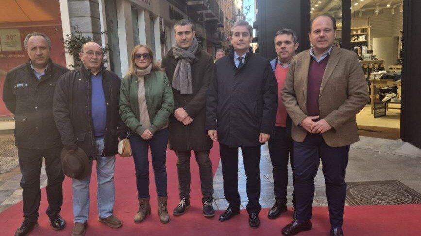 El concejal del ayuntamiento de Murcia, Jesús Pacheco, con los comerciantes. (Ayuntamiento de Murcia)