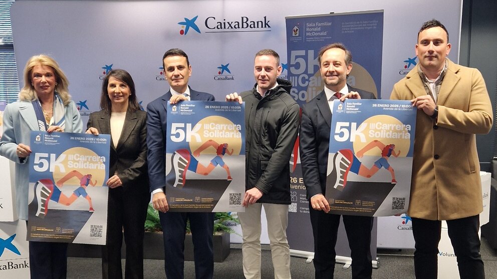 Imagen de familia durante la presentación oficial de la tercera edición de la carrera organizada por la Sala Familiar Ronald McDonald de Murcia. (CaixaBank)