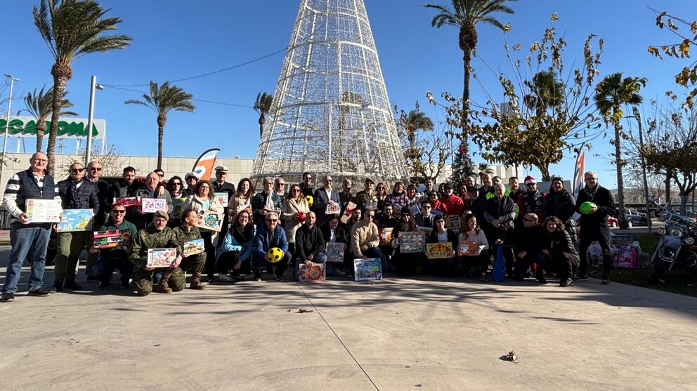 La APC entrega al ayuntamiento de Cartagena los juguetes recogidos en su campaña 'Trae un juguete y compramos otro por ti'. (Ayuntamiento de Cartagena)