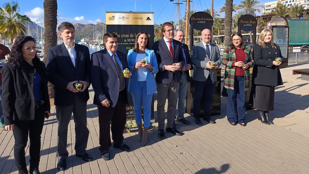 Campaña de promoción de la uva de mesa entre cruceristas en el Puerto de Cartagena. (CARM)