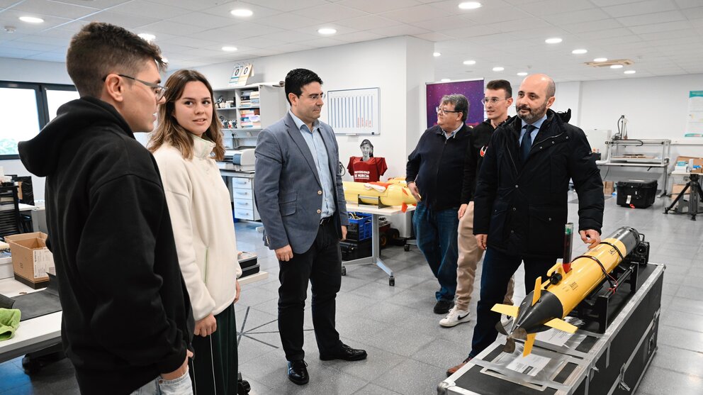 El director general del Info, Joaquín Gómez, durante su visita a Kogarashi. (CARM)