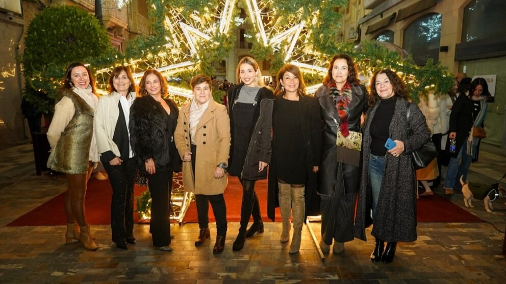 Imagen de familia en la Shopping Night de Cartagena. (Ayuntamiento de Cartagena)