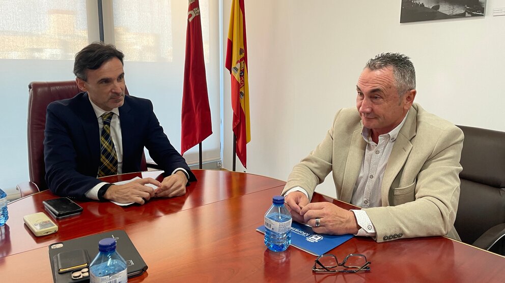 El consejero de Fomento e Infraestructuras, Jorge García Montoro, y el alcalde de Moratalla, Juan Soria, en el último encuentro en el que trataron sobre la contratación de la obra de la RM-B30. (CARM)