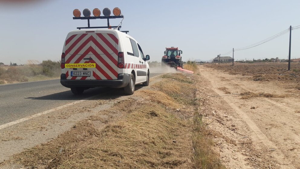 Imagen de trabajos de mejora de la visibilidad en la red regional de carreteras. (CARM)