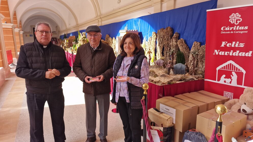 Luis Emilio Pascual, coordinador de la Sinfónica de la UCAM; José Antonio Planes, director de Cáritas, y María Dolores García, presidenta de la Universidad Católica, durante la entrega de la recaudación. (UCAM)